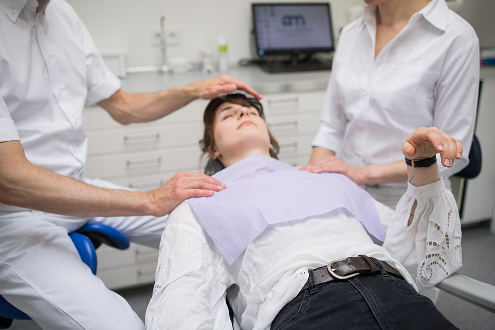 Die Dres. Münker führen eine Hypnosebehandlung bei einem Angstpatienten durch