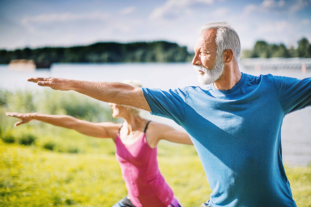 2 ältere Patienten der Praxis machen Sport im Park