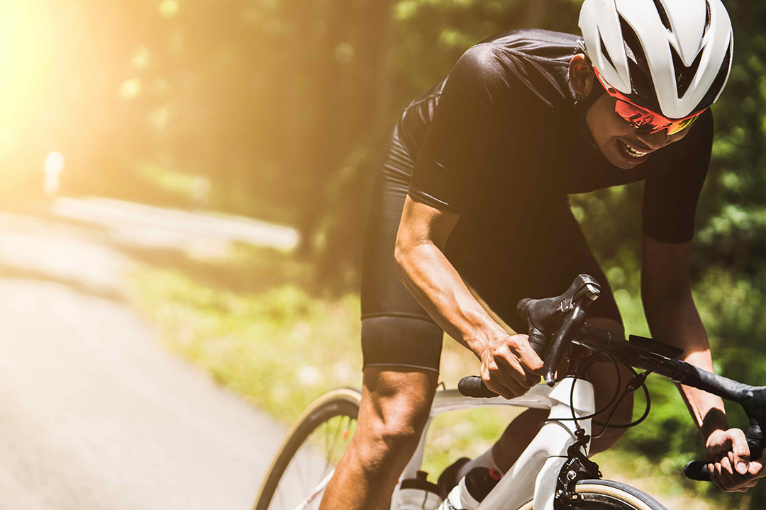 Ein Patient der Praxis fährt auf seinem Fahrrad mit Profi-Ausrüstung